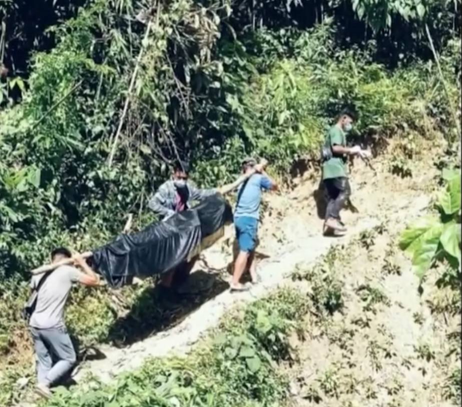 A victim being carried at local location (Photo: Facebook/Khonumthung Burmese)