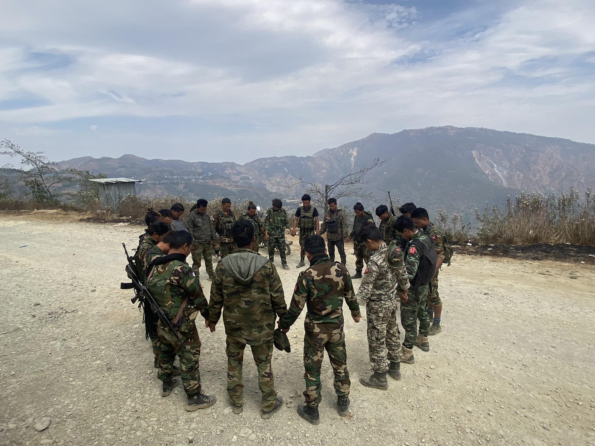 A group of Chin defence forces holding hands in prayer before their military engagements against SSPC soldiers in Falam township (Photo: Facebook/Zalen)