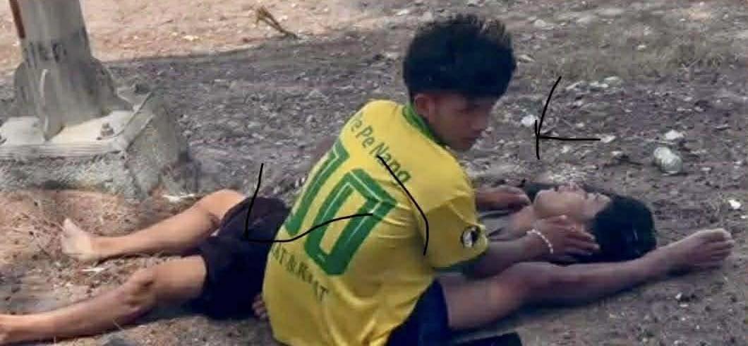 Mr. Pau Lam Kim being taken care of by his friend who remained beside him (Photo: Facebook/Matupi Times)
