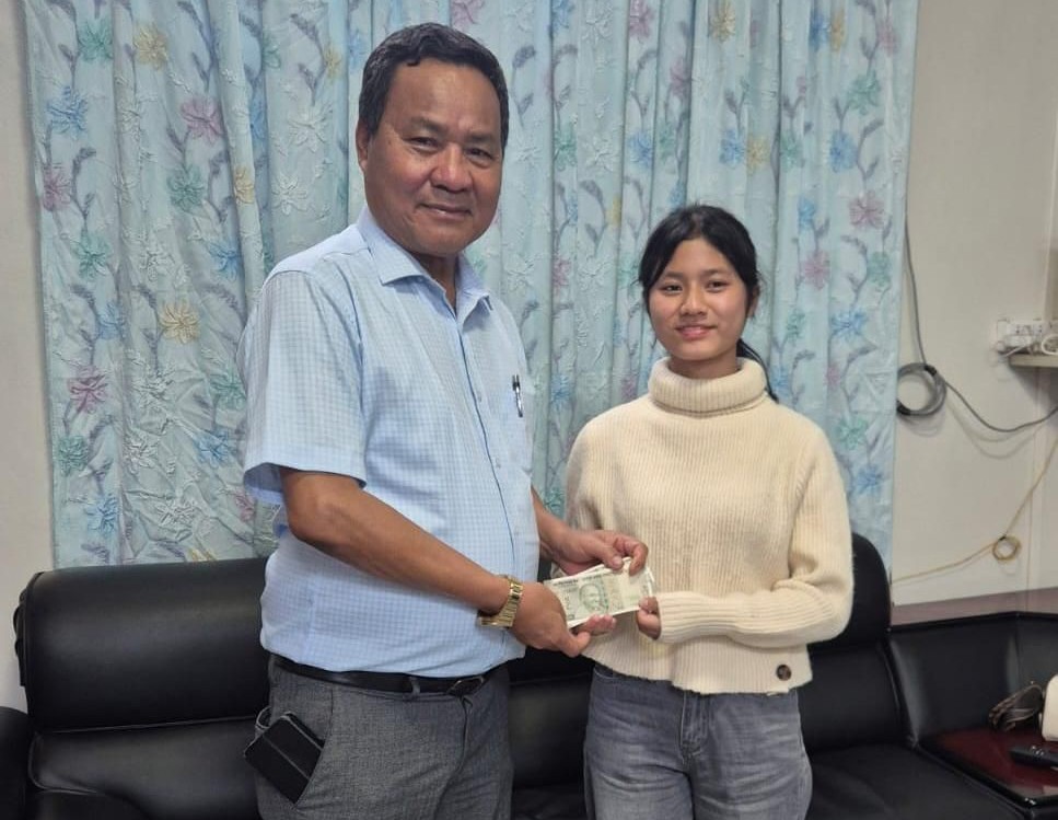 Mr. C. Ngunliancung presents a cash award to Rachel Biak Tha Par, the 2026 Mizoram HSLC topper. (Photo: Facebook/The Lairam Times)