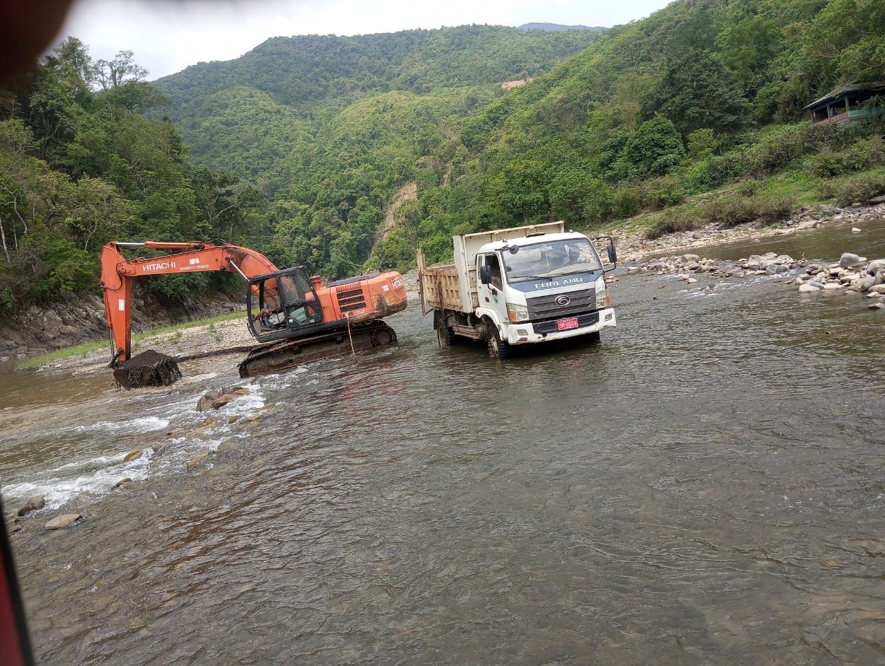 A photo showing sand being extracted from Tio river (Photo: Facebook/Farkawn)