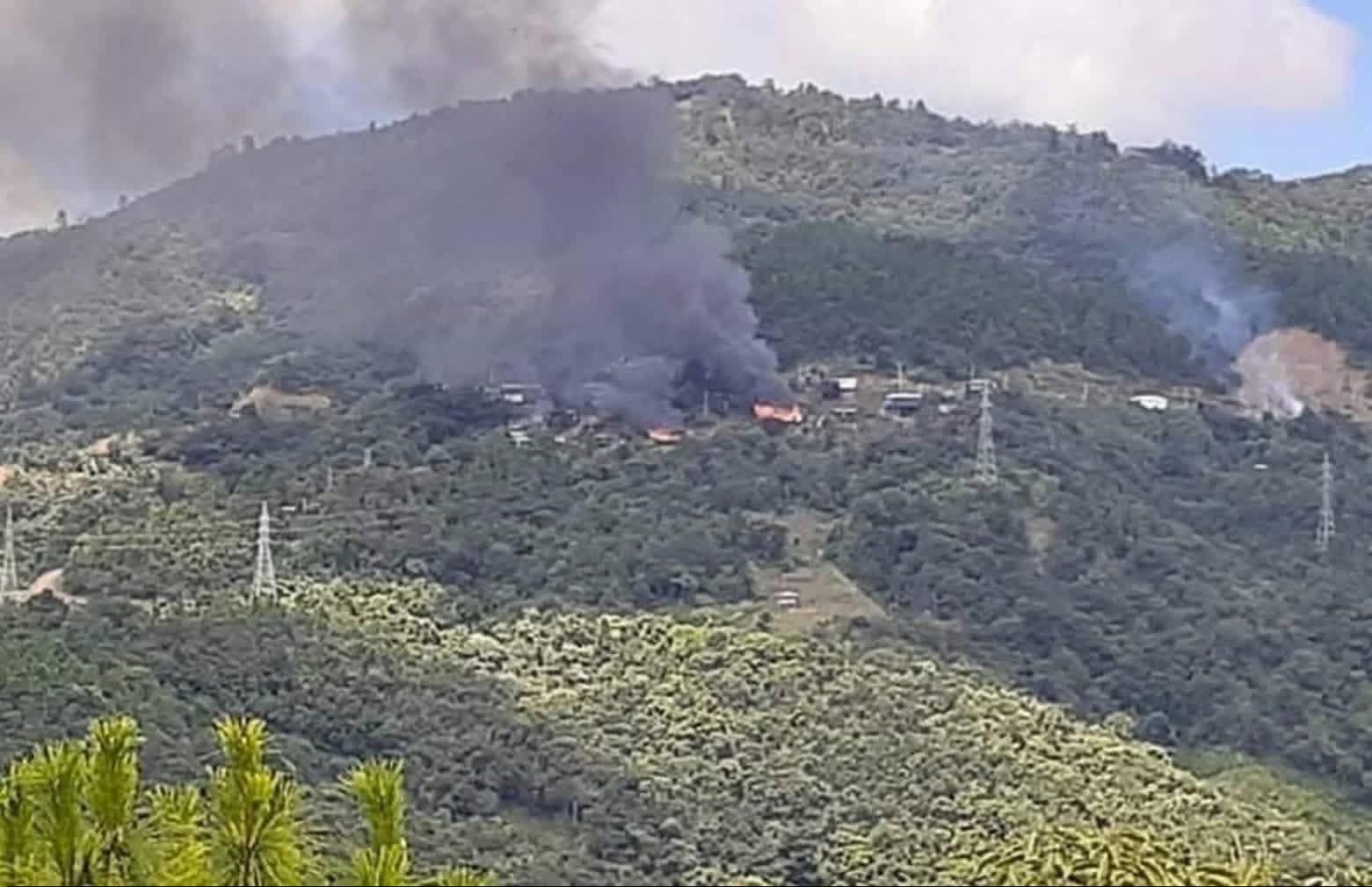 The image shows residential houses in Chuncung village, Hakha township, Chin State, being burnt down (Photo: Facebook/The Surbung Times)