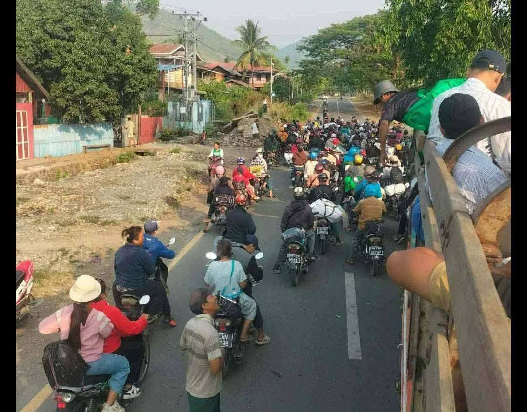 Some IDPs currently staying in Kalay town are going back to Falam town (Photo: Facebook/Surbung Times)