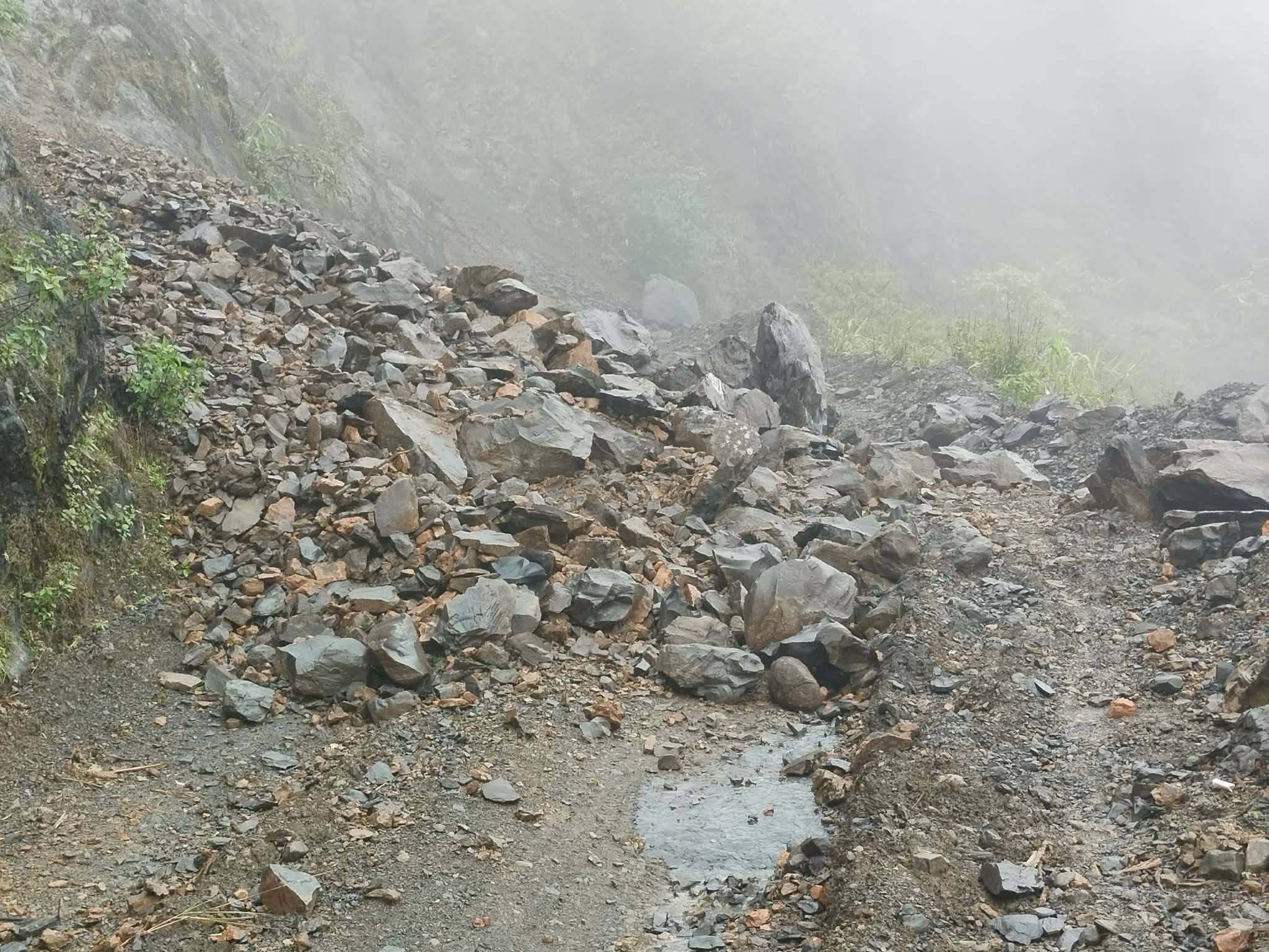 One heavy landslide blocking the key road connecting Gangaw and Rezua (Photo: Facebook/Salai Thomasa Mg Mg)