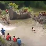 Villagers search for the body of drowned student Mr. Ling Naing in the Lungvaichang Stream near Leitak village, Thantlang township, Chin State (Photo: Facebook/The Chin Post)