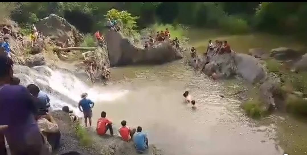 Villagers search for the body of drowned student Mr. Ling Naing in the Lungvaichang Stream near Leitak village, Thantlang township, Chin State (Photo: Facebook/The Chin Post)