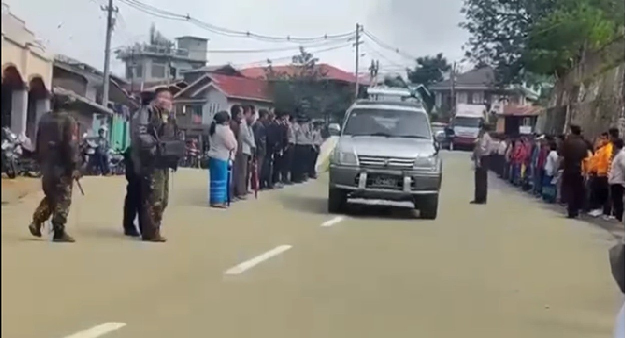 SSPC officials welcoming in Tedim town Non-CDM civil servants returning towards Tonzang township (Photo: Facebook/The Surbung Times)