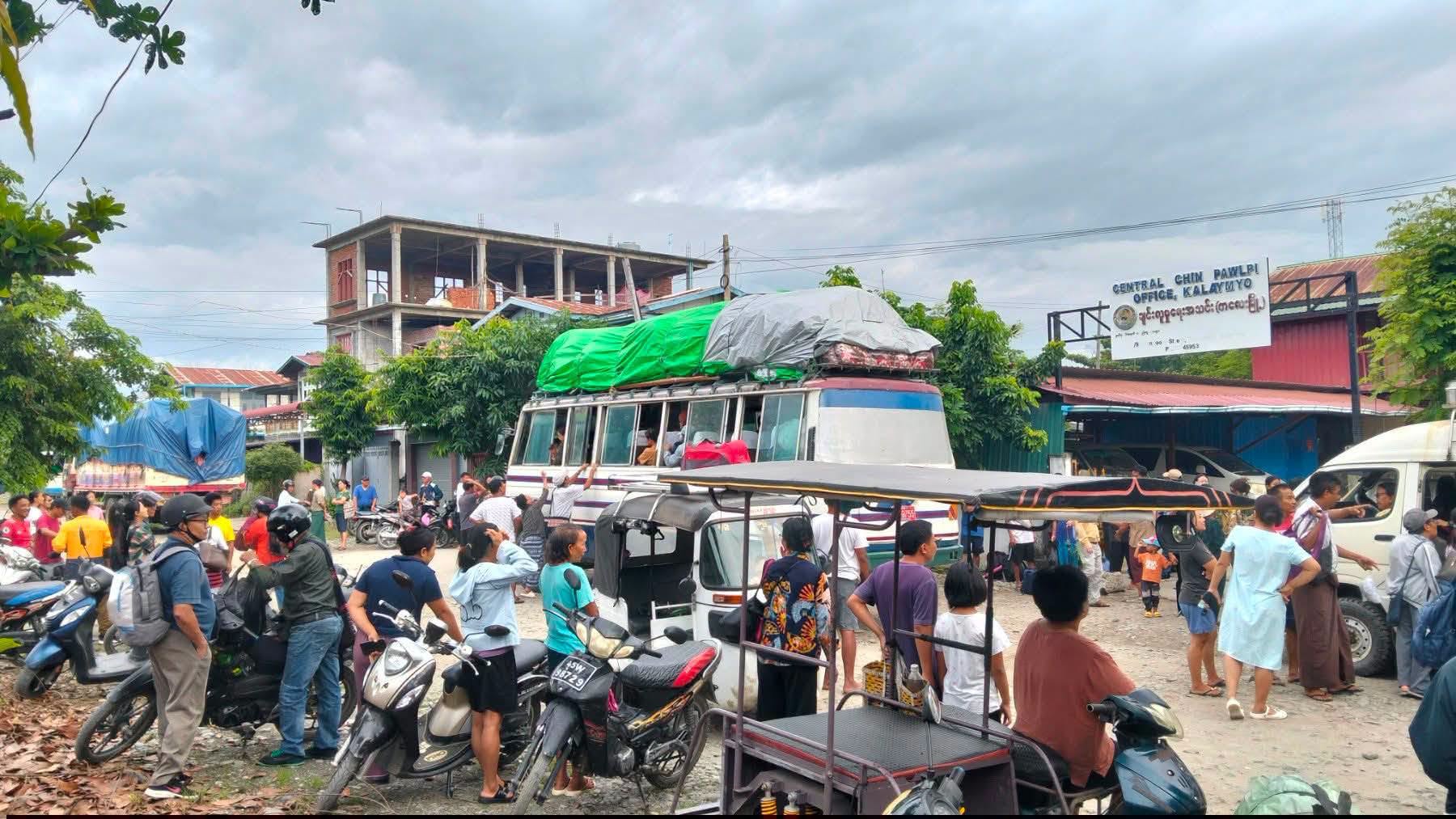 This image shows displaced residents returning to Falam town from Kalay town (Photo: Facebook/The Surbung Times)
